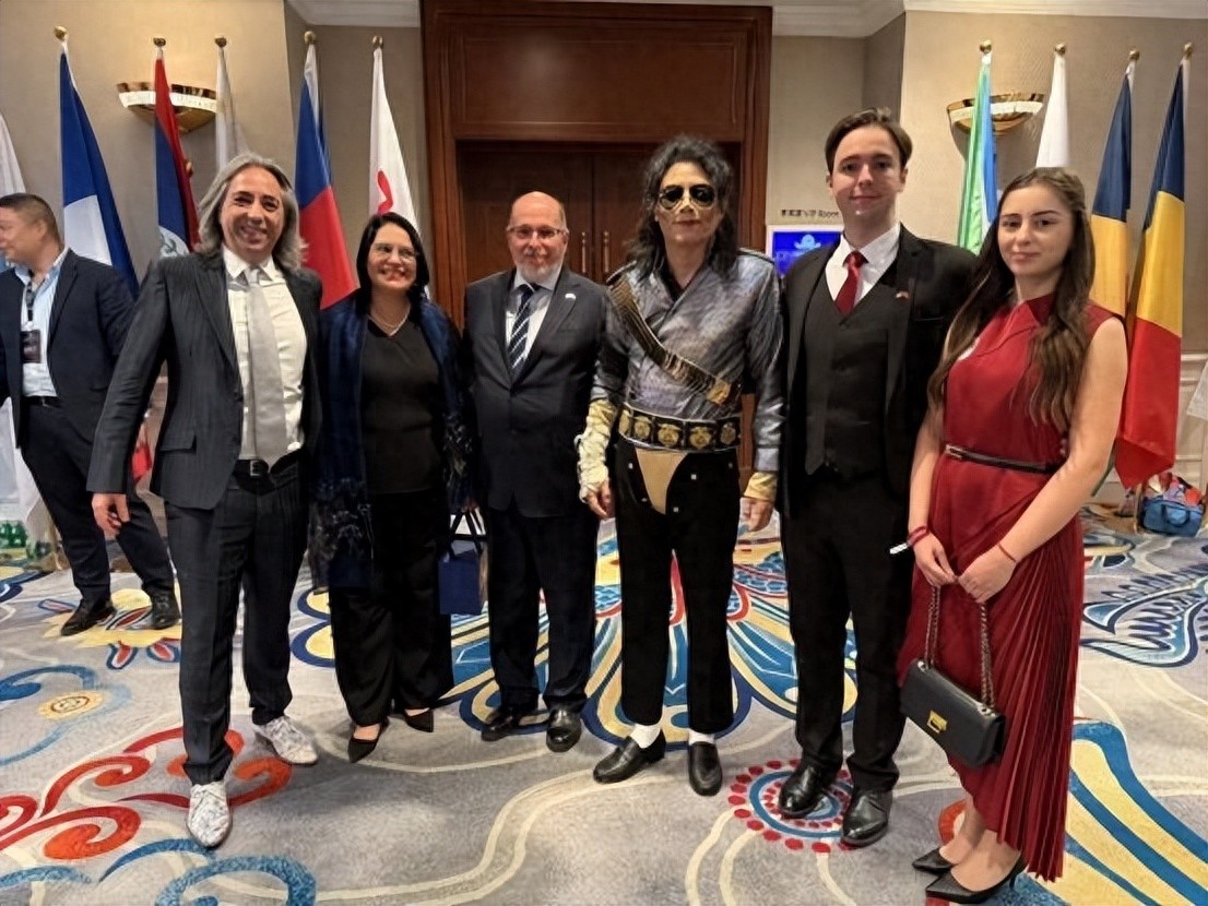 “王杰克逊”引爆全球外交官文化之夜 大使争相合影致敬流行天王