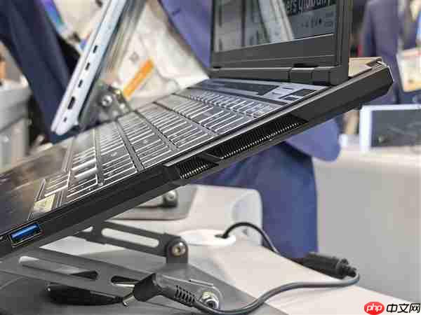 雷神ZERO Air轻薄游戏本实机首秀：仅1.58kg 160W双满血性能释放