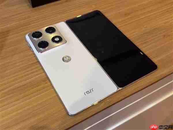 moto首款大折叠屏来了!moto Razr Fold亮相CES