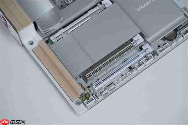 实木+皮革都用上了!技嘉木雕X870E AERO X3D WOOD主板图赏