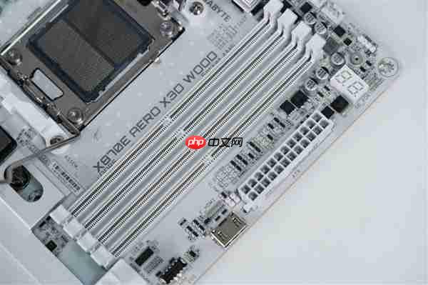 实木+皮革都用上了!技嘉木雕X870E AERO X3D WOOD主板图赏