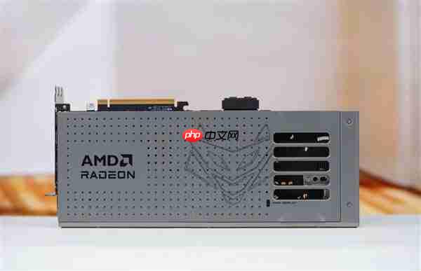 独特背插供电！蓝宝石NITRO+氮动RX 9070 XT显卡图赏