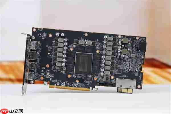 独特背插供电！蓝宝石NITRO+氮动RX 9070 XT显卡图赏