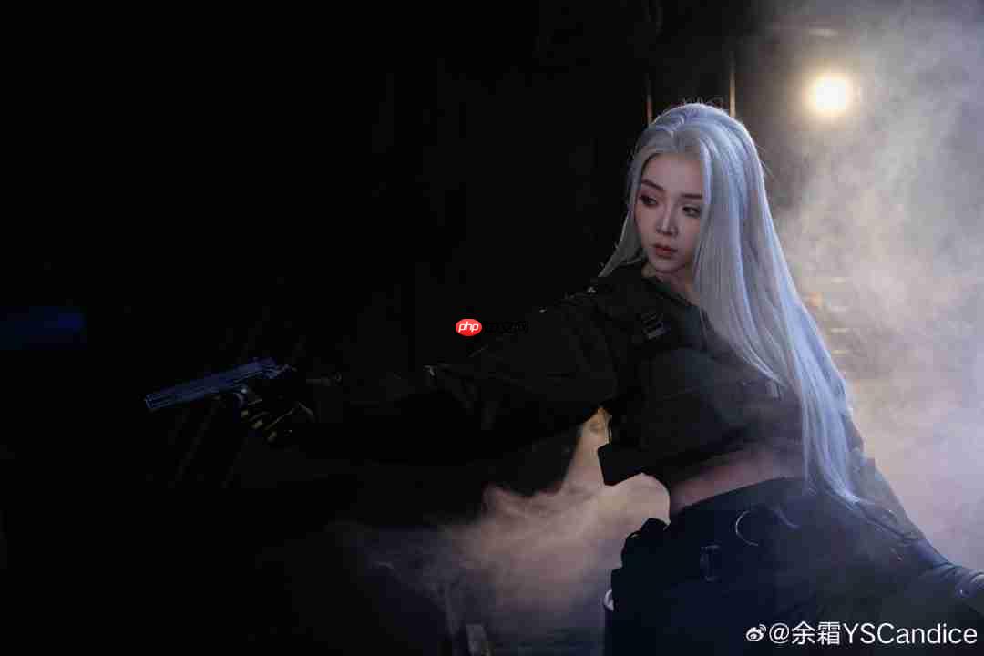 余霜COS《暗区突围》美图 白发侧颜超美丽