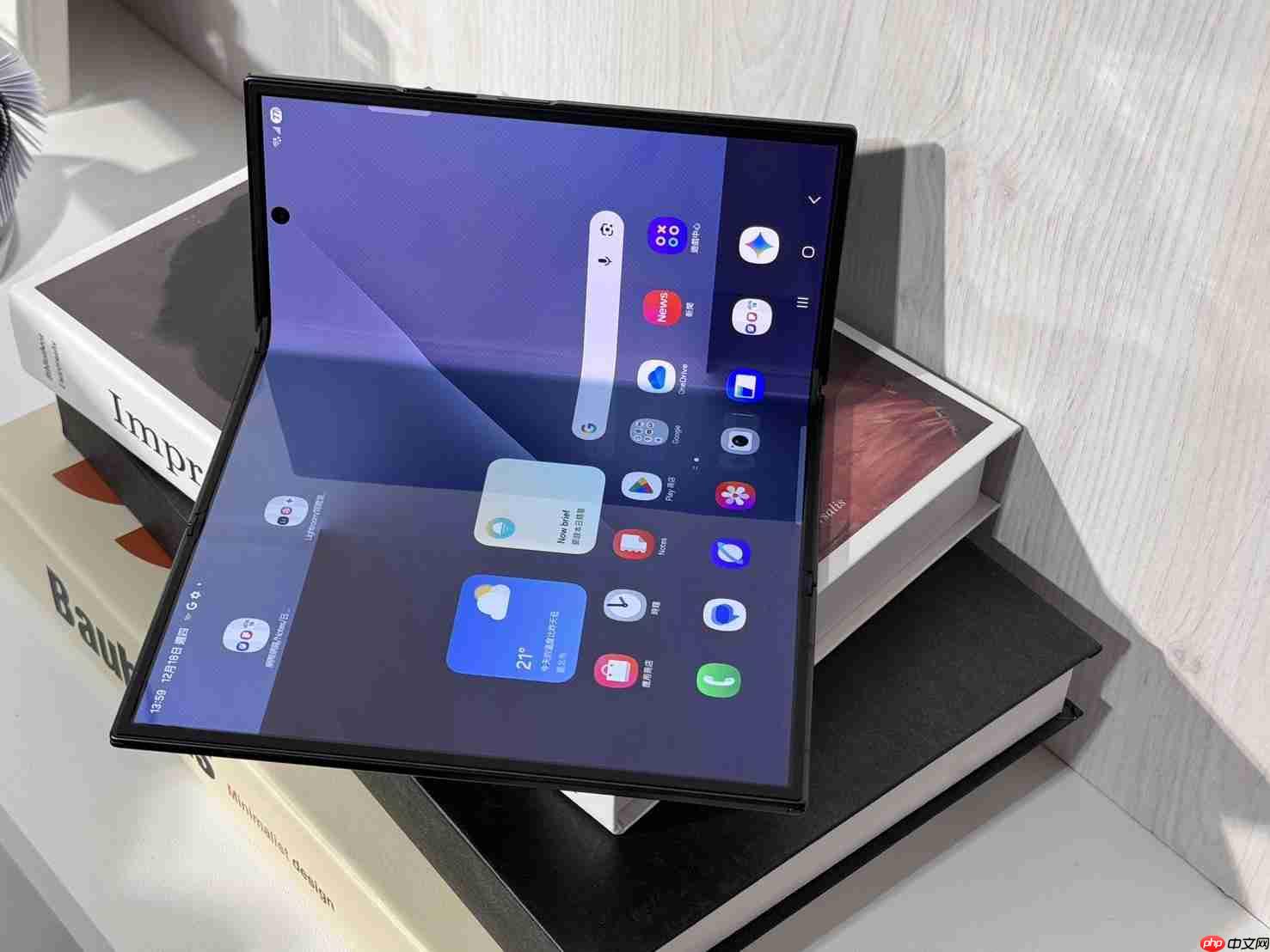 摺叠机天花板!三星Galaxy Z TriFold三摺机10吋巨幕 大展双内摺设计工艺