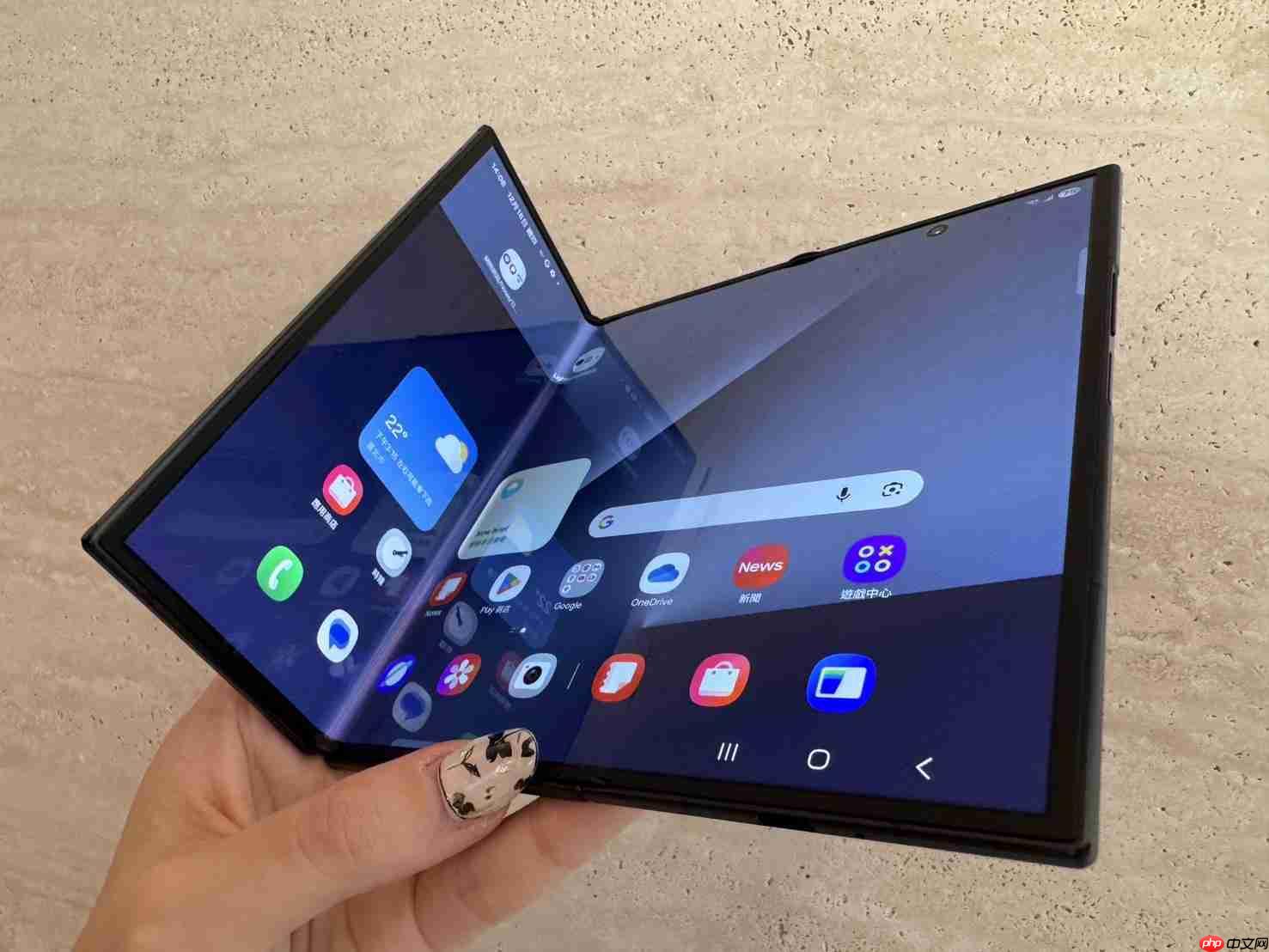 摺叠机天花板!三星Galaxy Z TriFold三摺机10吋巨幕 大展双内摺设计工艺