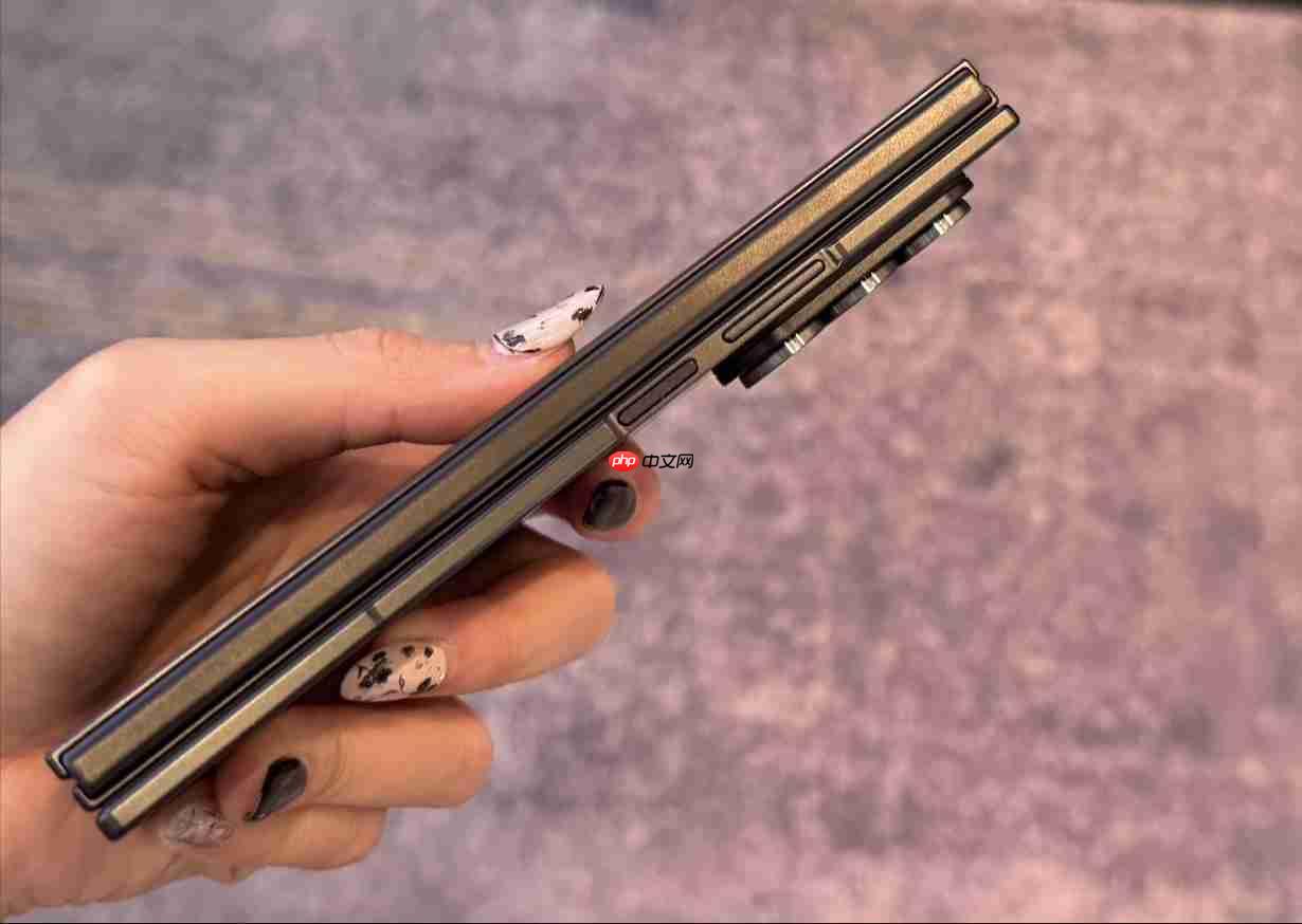 摺叠机天花板!三星Galaxy Z TriFold三摺机10吋巨幕 大展双内摺设计工艺