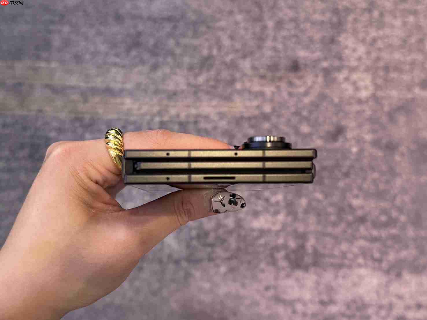 摺叠机天花板!三星Galaxy Z TriFold三摺机10吋巨幕 大展双内摺设计工艺