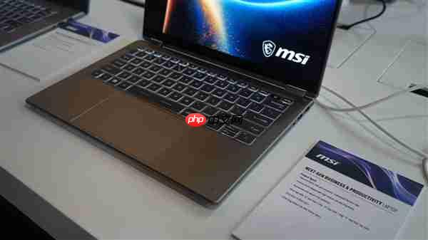 微星展示全球首批Panther Lake笔记本：记者上手连连惊呼