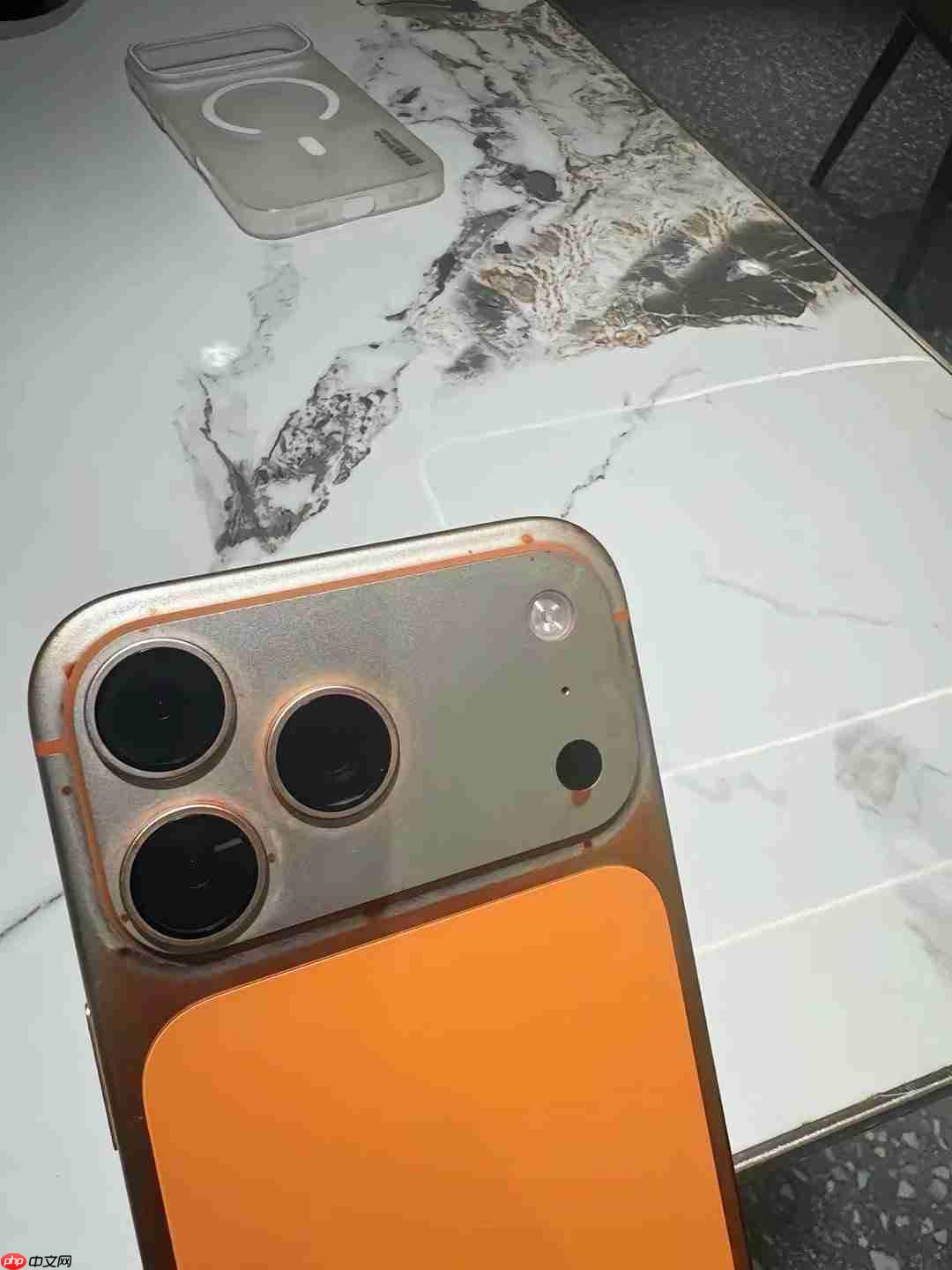 果粉需谨慎，iPhone 17 Pro被湿巾擦掉漆！