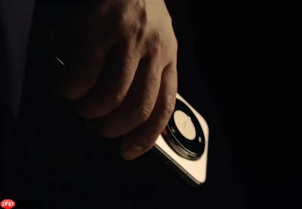 余承东首晒华为Mate 80 Pro Max真机！双圆环设计 外观史无前例