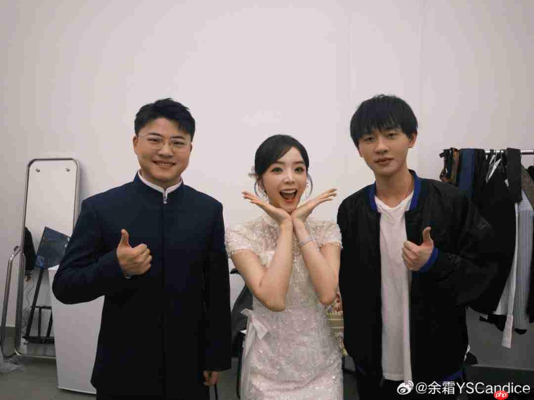 《英雄联盟》美女主持人晒选手合照 深情告别S15