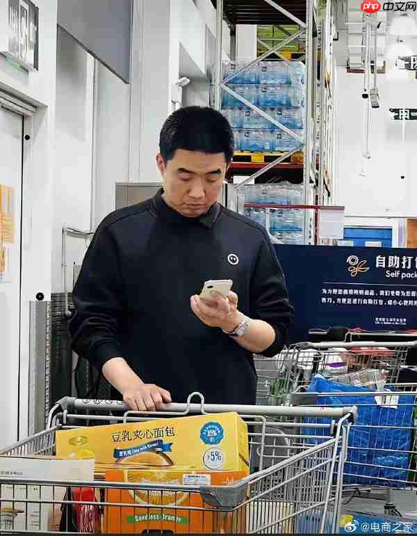 李想夫妇山姆购物被偶遇 全程使用iPhone Air超薄手机