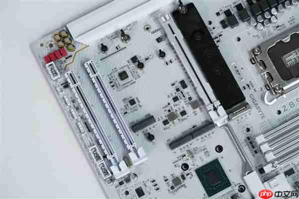 雪景房主机必看！技嘉电竞冰雕Z890 AORUS PRO ICE主板图赏