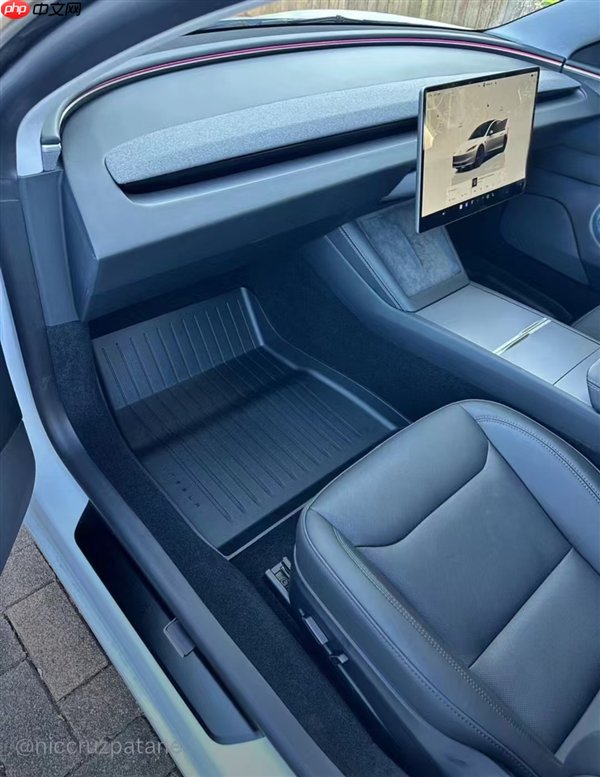 装了后视镜坐上司机 特斯拉Cybercab自动驾驶出租车首次公开测试