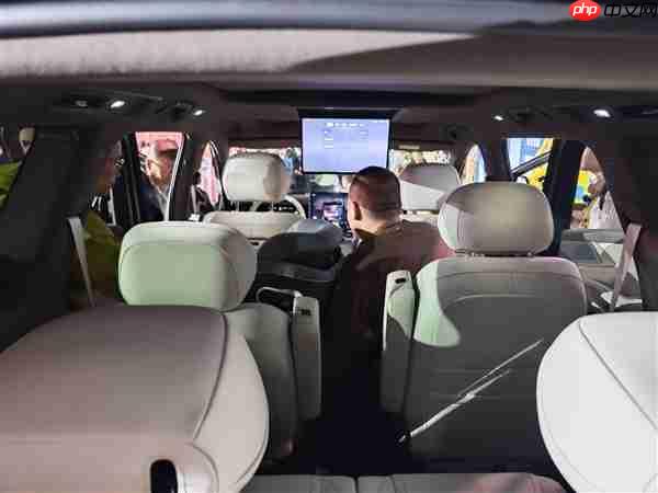 同级最多电机!三排六座SUV腾势N8L上市:29.98万起