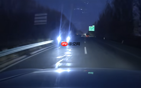 齐齐哈尔高速一SUV开远光逆行 交警：已锁定车辆 将严惩！