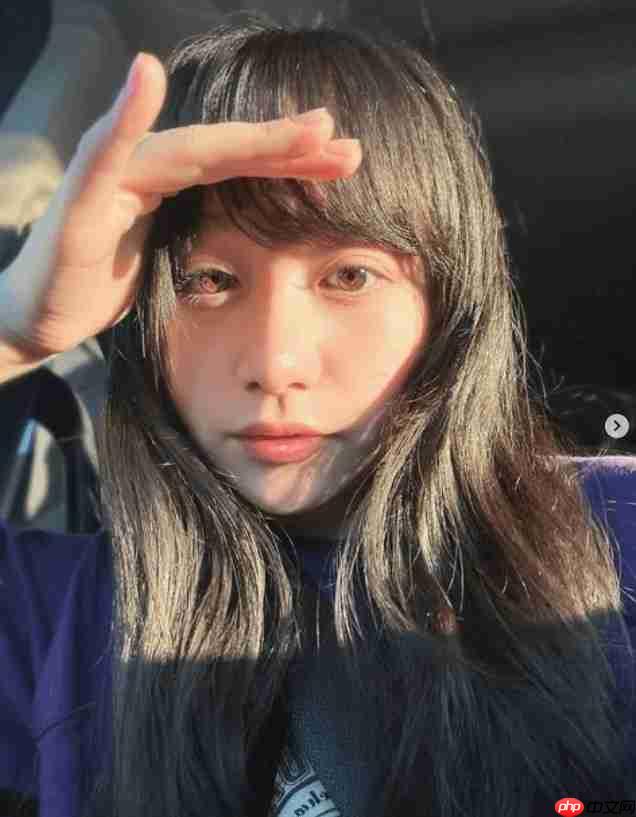 《寂静岭f》美女脸模晒与PS5光盘合照 很漂亮