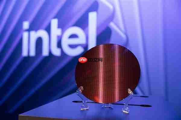 Intel 18A晶圆、芯片现场展示:妥妥的艺术品!