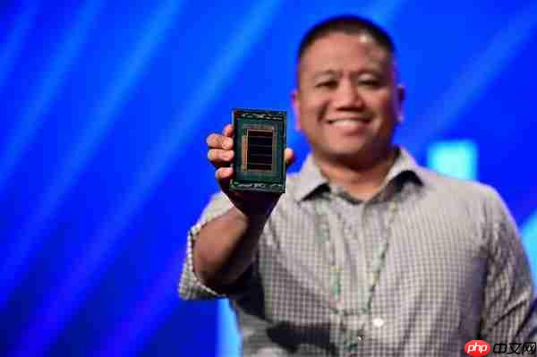 Intel 18A晶圆、芯片现场展示:妥妥的艺术品!