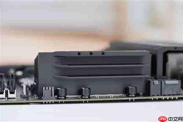 高性价比游戏利器!七彩虹战斧B850M超级黑刃主板图赏