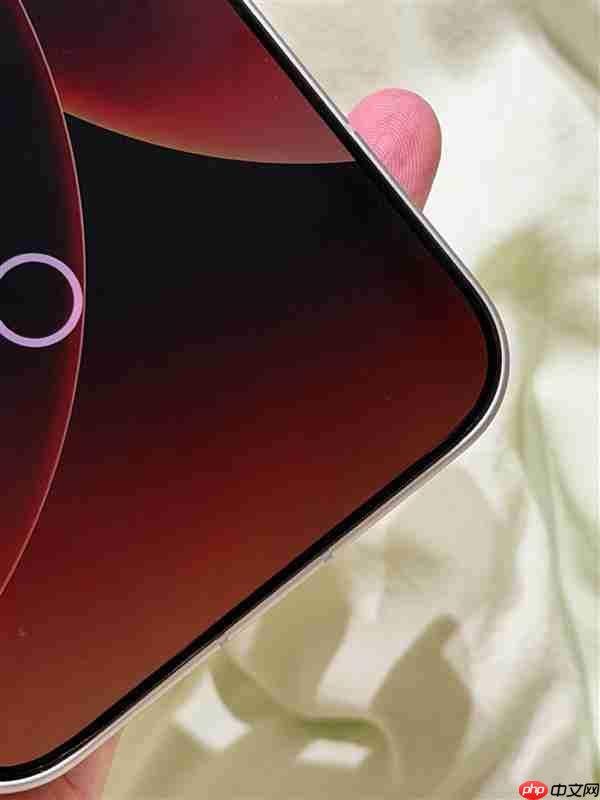 博主实测小米17 Pro Max用iPhone 17 Pro Max贴膜:完美贴合 指纹秒解