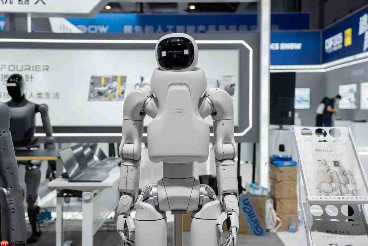 傅利叶第三代人形机器人 GR-3C 首次亮相：白色涂装形似“宇航员”