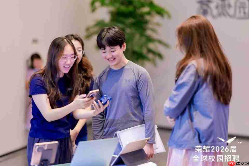 应届生的职场“减负buff”,荣耀AI做对了几件事?