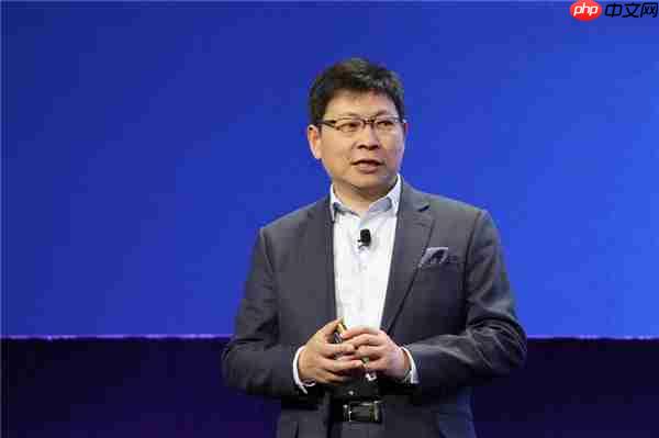 内涵友商的车在马路上漂移到绿化带!余承东:加速性能过剩 安全才是最重要的