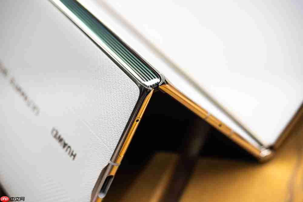 华为Mate XTs体验：降价2000元反而更强了，三折叠实用的开端？