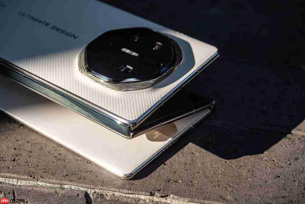 华为Mate XTs体验：降价2000元反而更强了，三折叠实用的开端？