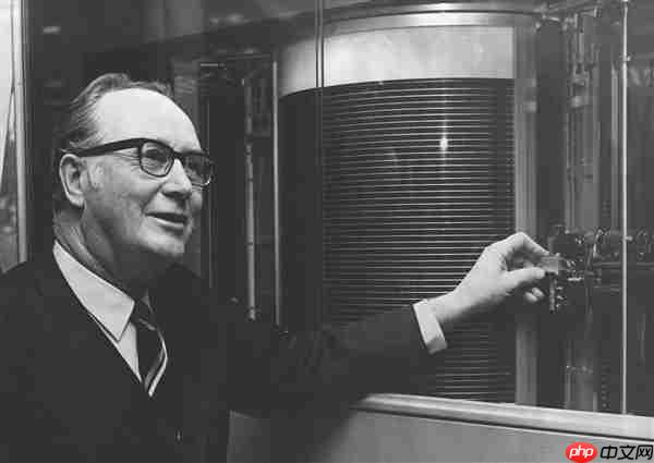 69年前 IBM发明第一块硬盘!容量只有3.75MB 但重达1吨