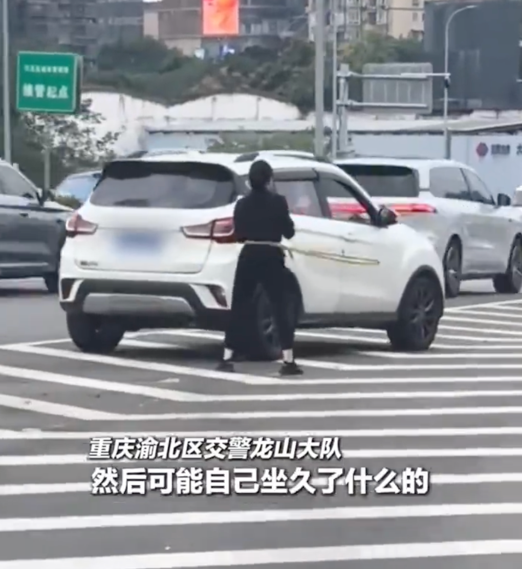 重庆一女子在高架桥上转呼啦圈 当地交警:会批评教育 - php中文网