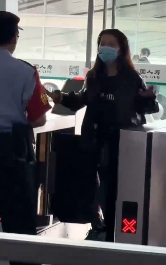 女子狂拍进站闸机发飙是怎么回事？详情介绍