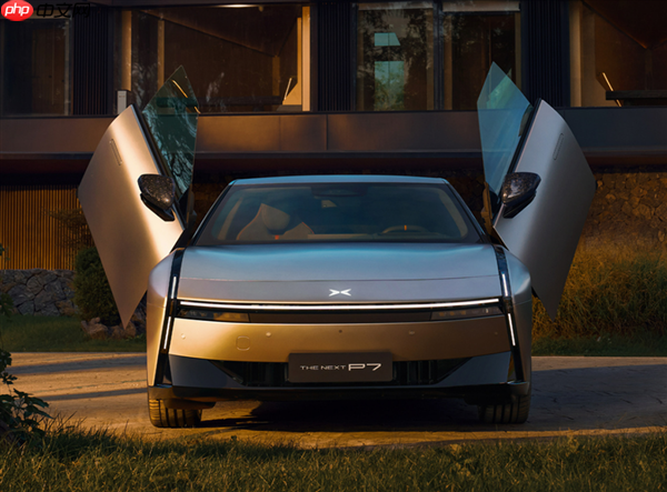 王凤英亲自交车！何小鹏喜提全新小鹏P7：没有鹏翼门的鹏翼版