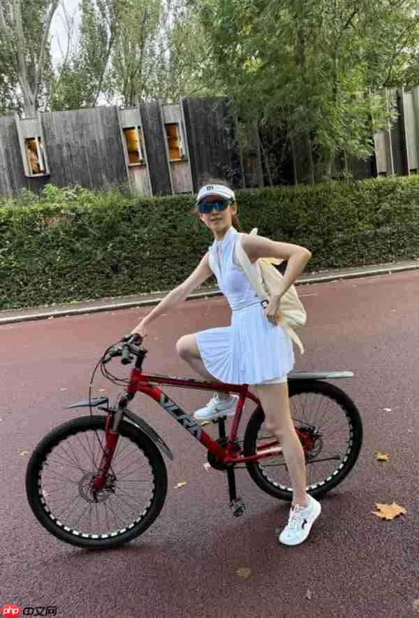 章泽天新照曝光:穿网球服骑单车少女感满满 网友:白到发光