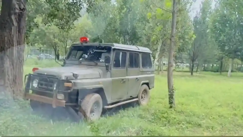 两车在秦皇岛野生动物园猛兽区发生剐蹭,多名游客下车当着老虎面吵架 - php中文网