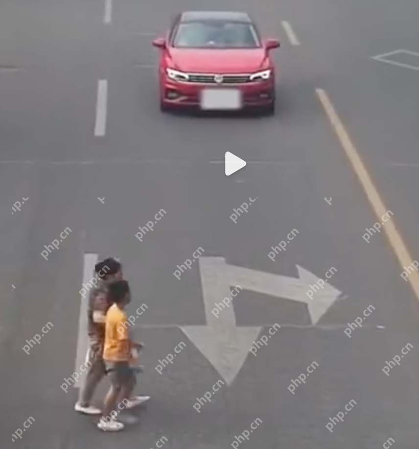 奶奶带孙儿横穿马路被撞飞 网友：真把马路当自家客厅了！ - php中文网