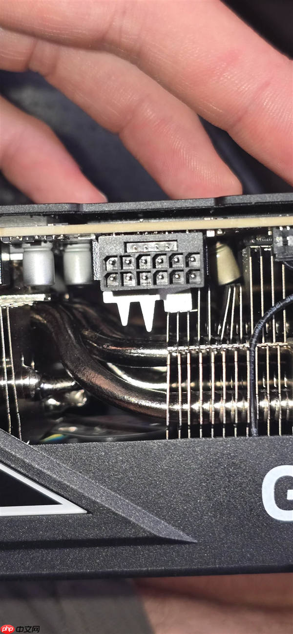 罕见！RTX 5090发生电容爆炸：散热片都被炸弯