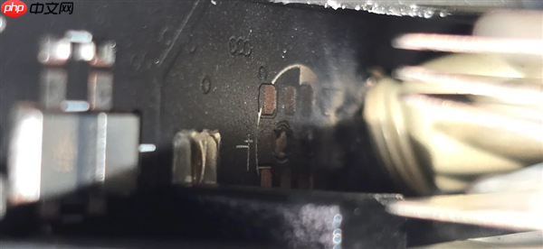 罕见！RTX 5090发生电容爆炸：散热片都被炸弯