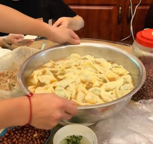 一顿吃200个水饺的16个外甥开学了是怎么回事？详情介绍