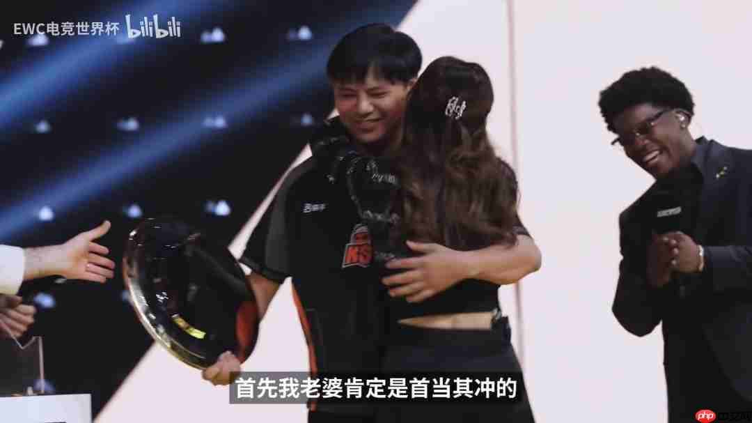 小孩选punk当奖杯底座 赛后专访坦言