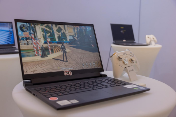 线下首曝 北通智能游戏手柄 星闪款亮相鸿蒙智联伙伴峰会