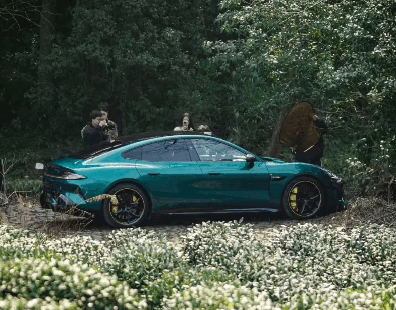 小米SU7 Ultra新配色曝光！深绿色质感十足