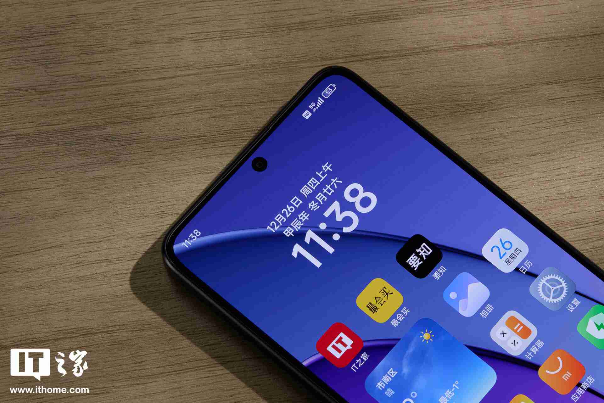 小米 REDMI Turbo 4「暗影黑」实拍：设计干练克制，拼色后壳不失个性