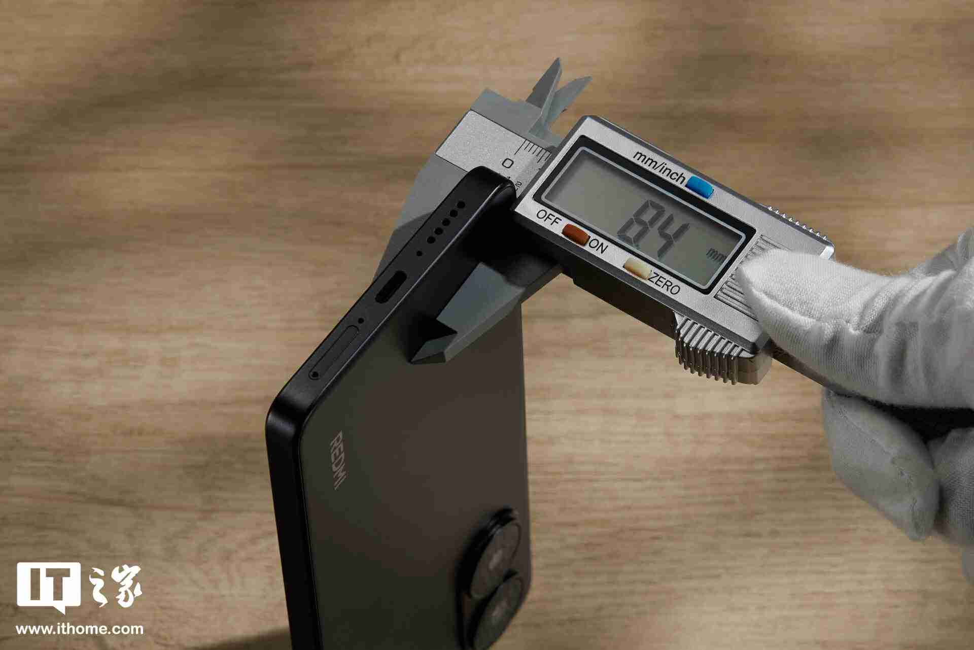 小米 REDMI Turbo 4「暗影黑」实拍:设计干练克制,拼色后壳不失个性