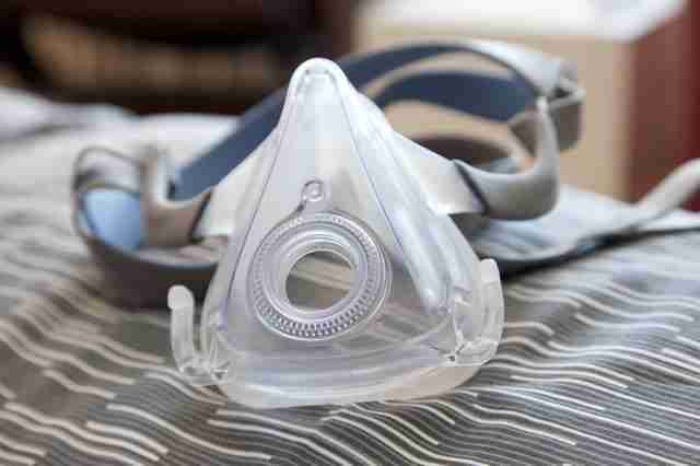 鞍钢集团公司总医院取得呼吸面罩专利,解决面罩佩戴时与眼镜磕碰的问题