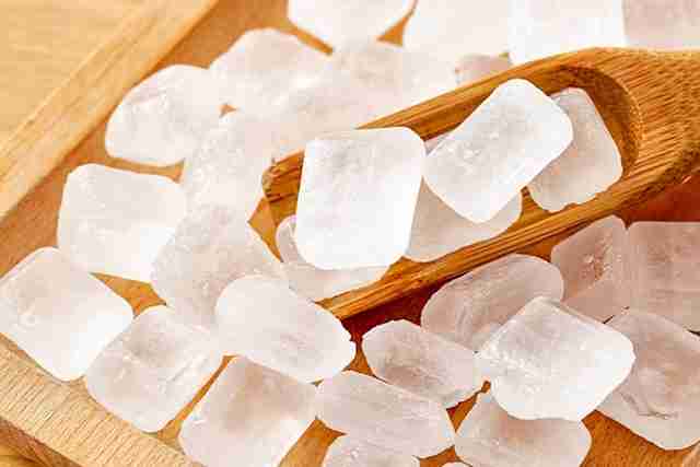 冰糖是白色好还是黄色好 冰糖的作用和功效与禁忌