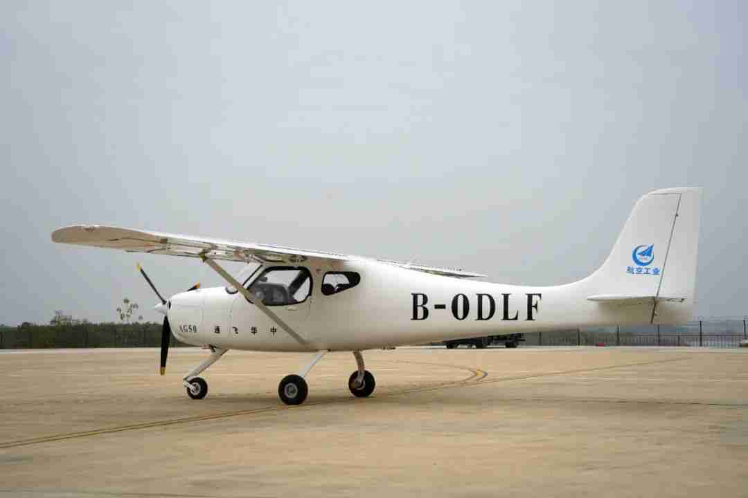 国产“领雁”AG50 轻型运动飞机改进型成功首飞:一小时可飞近 200 公里,约耗 16 升普通汽油