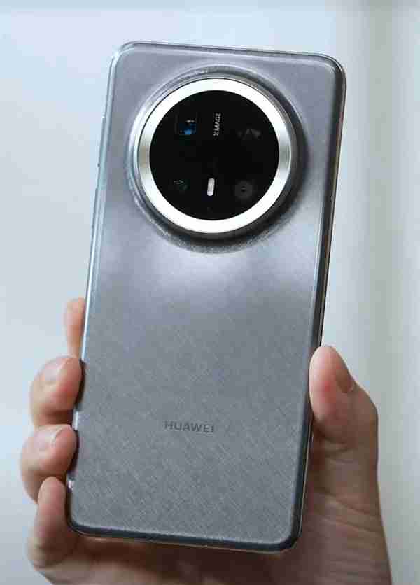 余承东解锁华为Mate 70新技能:AI隔空传送